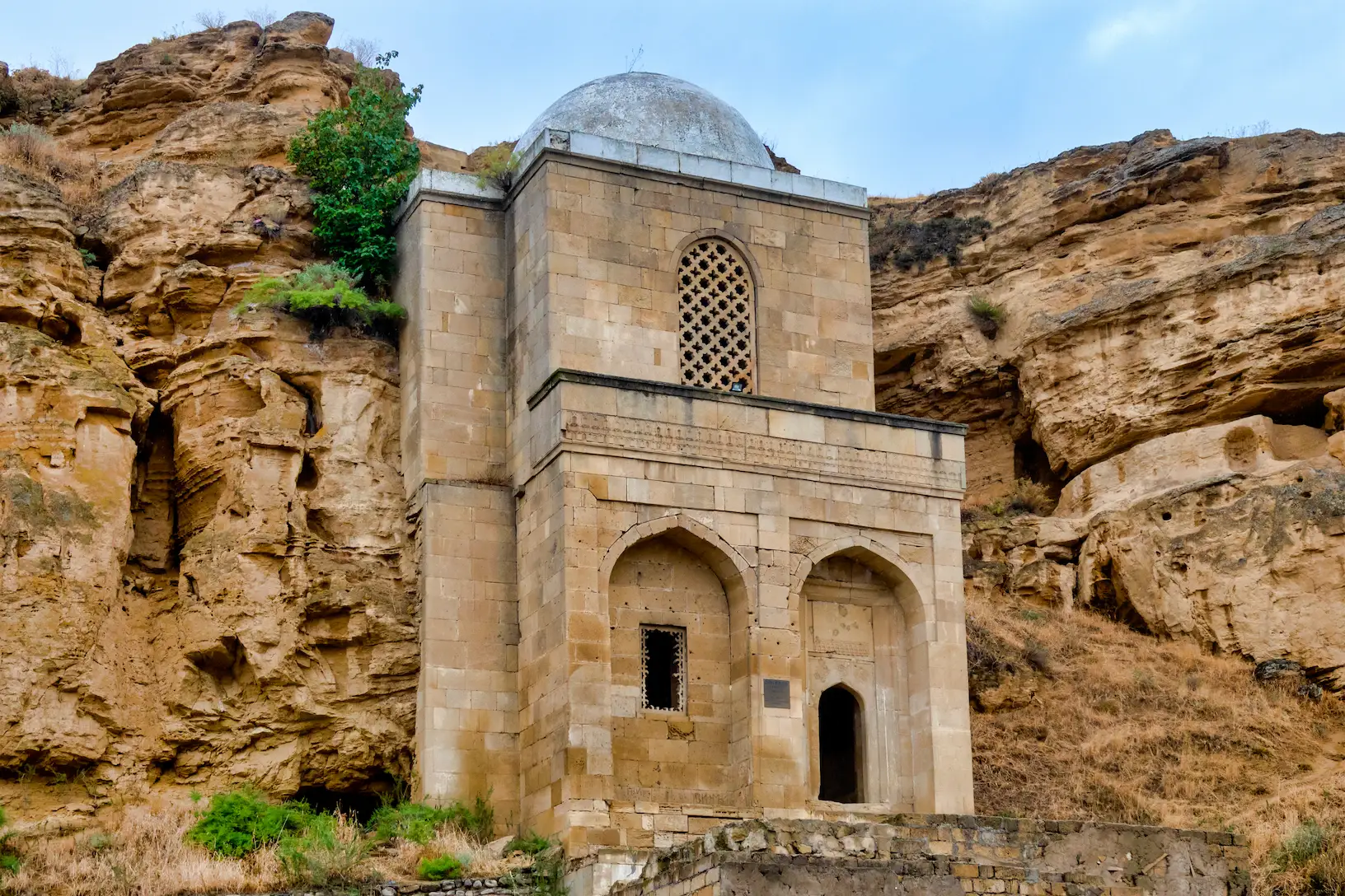 Diri Baba Türbəsinin Girişi Diri Baba türbəsinin birinci mərtəbəsində yerləşən giriş qapısı.