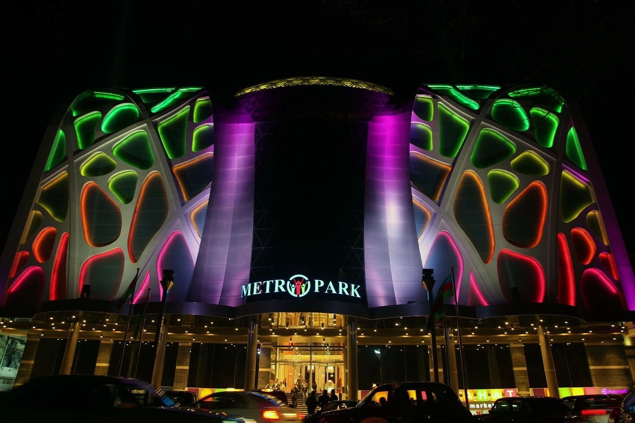 Красочный торговый центр «Metropark» в Баку ночью.