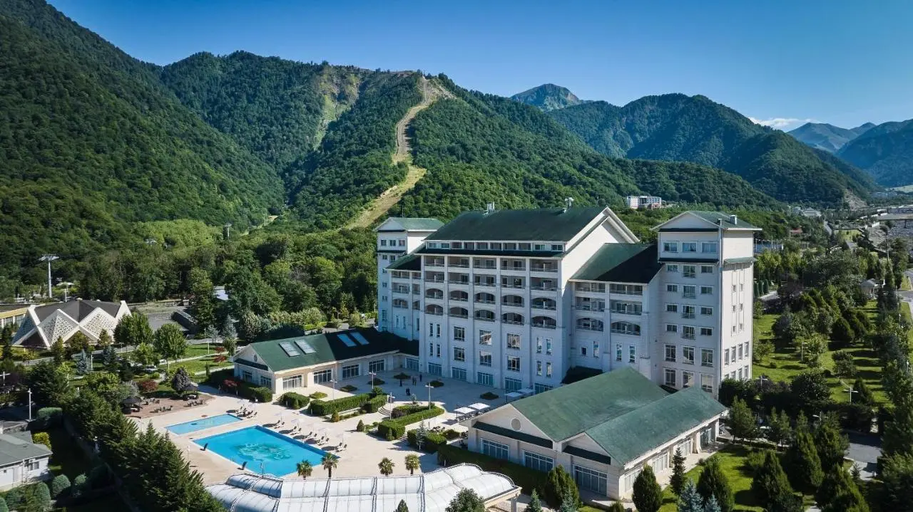 Qafqaz Riverside Resort Otel Qafqaz Riverside Resort Otel, Böyük Qafqazın qoynunda və Dəmiraparan çayının kənarında uzaqdan görünüş.