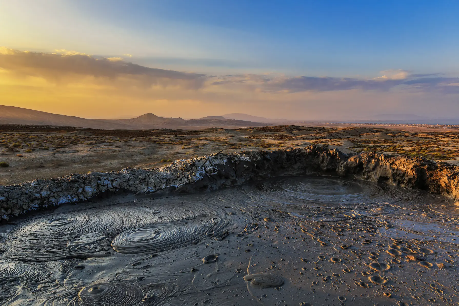 Qobustan Palçıq Vulkanları Genis Menzere Qobustan Palçıq Vulkanlarının geniş və ay səthini xatırladan mənzərəsi.